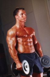 Fitnessmodel Christian Engel beim Training Fettfreier Muskelaufbau