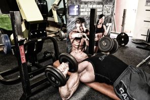 Flachbankdrücken mit Kurzanteln Startposition