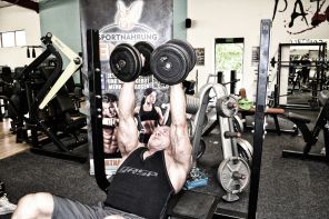 Kurzhantel Schrägbankdrücken Endposition