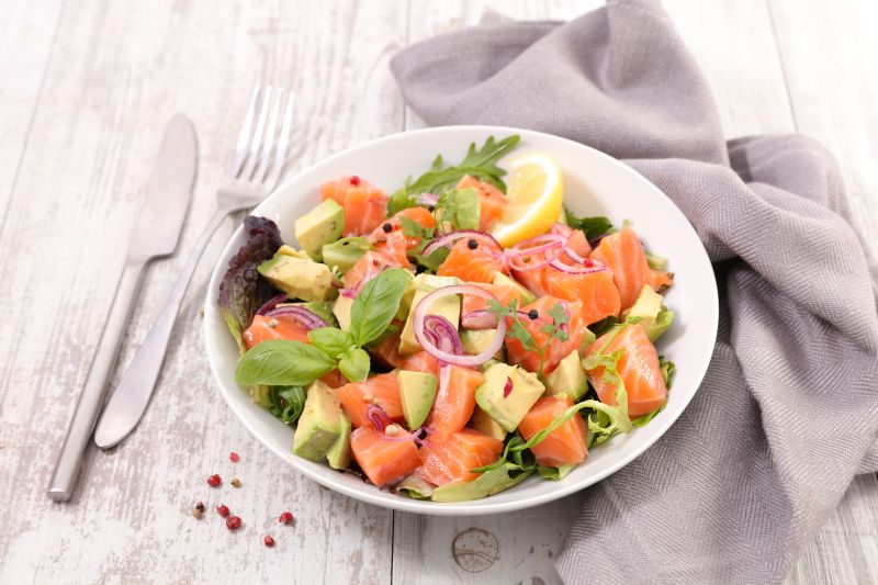 Leckerer Salat mit Avocado und Lachs in der Hormondiät Auch die Hormondiät kann lecker sein mit einem Salat, fettreichem Fisch und ein Dressing mit Olivenöl