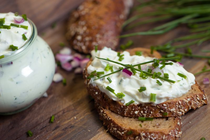 Brot mit Kräuterquark Zum Frühstück ein Brot mit Kräuterquark