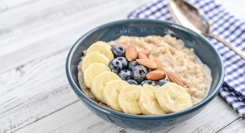 Overnight Oats oder Haferbrei mit Banane und Heidelbeere Frühstücksidee mit Haferflocken