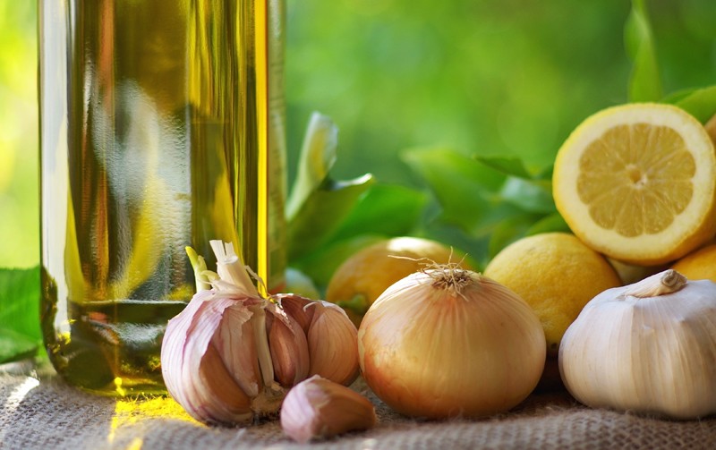 Öle, Zwiebeln und Knoblauch Entzündungshemmende Lebensmittel wie Zwiebeln, Knoblauch und Öle