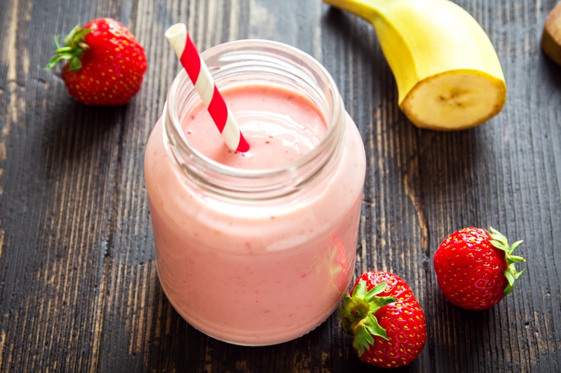 Leckerer Protein Smoothie mit Beeren Proteinreicher Smoothie mit Banane und Beeren
