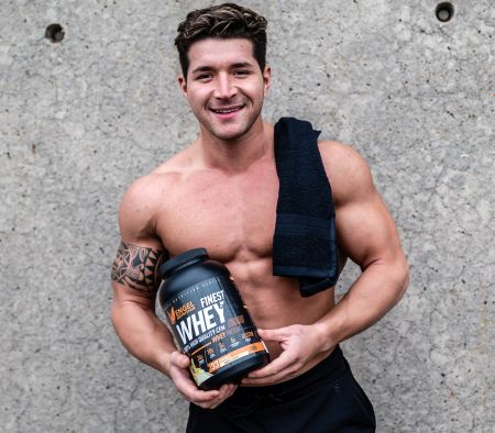 Fit Men Finest Whey Protein Fitness Athlet hält Finest Whey Protein