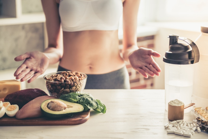 Frau mit proteinreichen Lebensmitteln Proteine im Sport