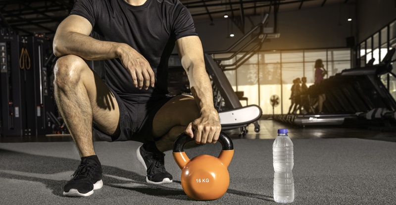 Kettlebell im Fitnessstudio Kettlebell im Fitnessstudio