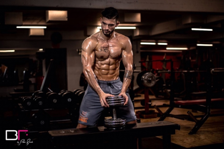 Bauchmuskeltraining Mens Physique Athlet Patrick