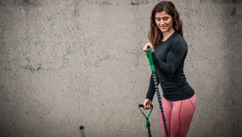 Bizeps Curls mit dem Tube Bizeps Curls im Tube Workout Outdoor