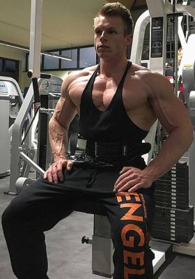 Sebastian WBFF Athlet beim Brusttraining