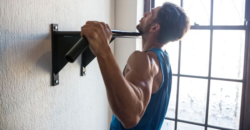 Klimmzüge mit einer Klimmzugstange Klimmzüge an einer Klimmzugstange ideale Grundübung für Zuhause