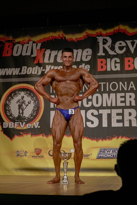 Wettkampfathlet mit optimaler Vorbereitung auf der Bühne Wettkampfathlet mit optimaler Vorbereitung auf der Bühne