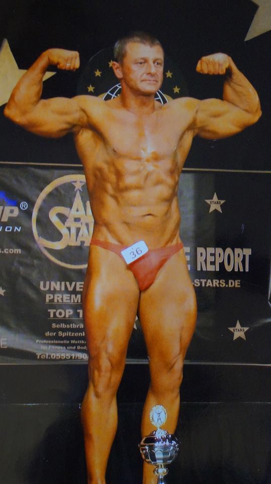 Mit dem richtigen Training ist ein Muskelaufbau mit über 50 Jahren kein Problem Senioren Bodybuilder Philipp Schmitz vom Team Sportnahrung-Engel