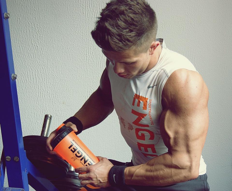 Edgar im Training mit dem Sportnahrung-Engel Shaker Edgar im Training mit dem Sportnahrung-Engel Shaker