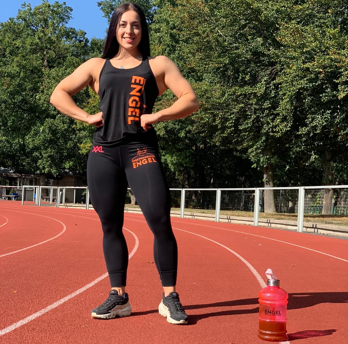 Lisa Hillebrand posing auf Laufbahn Figur Athletin Lisa Hillebrand posing auf Laufbahn